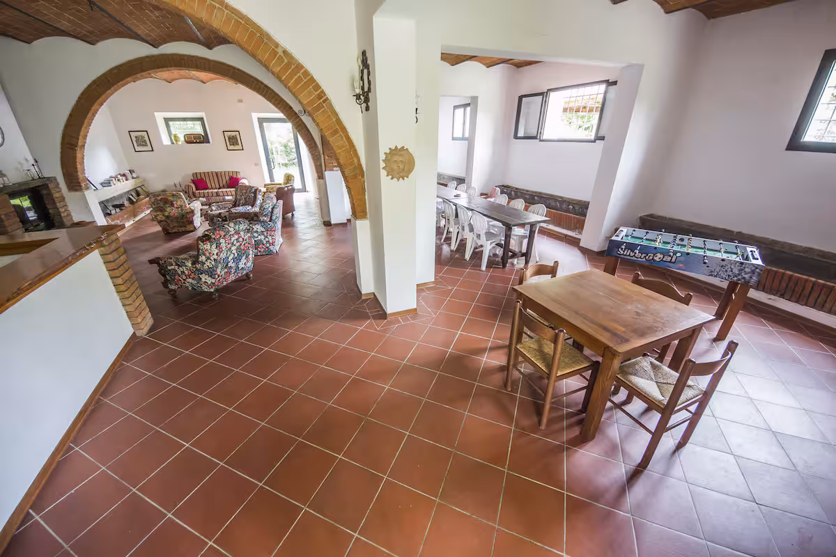 Další obývací prostor s dřevěnými prvky a pohodlným posezením